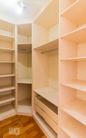 Casa para alugar com 180m², 4 quartos e 4 vagas Casa para alugar com 180m², 4 quartos e 4 vagasCloset da Suíte 1