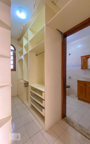 Casa à venda com 300m², 4 quartos e sem vaga Casa à venda com 300m², 4 quartos e sem vagaCloset do quarto 4