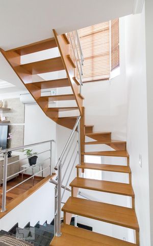 Casa para alugar com 180m², 3 quartos e 6 vagasEscadas