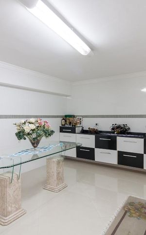 Casa para alugar com 180m², 3 quartos e 6 vagasCozinha - churrasqueira
