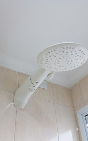 Casa para alugar com 180m², 3 quartos e 6 vagasBanheiro quarto 1 suíte - chuveiro
