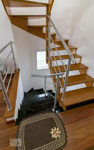 Casa para alugar com 180m², 3 quartos e 6 vagasEscadas para churrasqueira