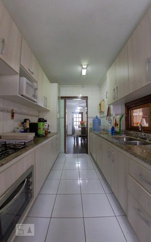 Casa de condomínio à venda com 276m², 5 quartos e 3 vagas Casa de condomínio à venda com 276m², 5 quartos e 3 vagasCozinha