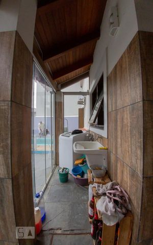 Casa de condomínio à venda com 276m², 5 quartos e 3 vagas Casa de condomínio à venda com 276m², 5 quartos e 3 vagasÁrea de Serviço