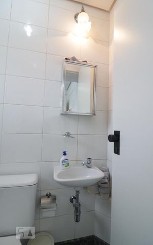Apartamento à venda com 270m², 4 quartos e 4 vagas Apartamento à venda com 270m², 4 quartos e 4 vagasBanheiro de Serviço