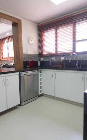 Apartamento à venda com 270m², 4 quartos e 4 vagas Apartamento à venda com 270m², 4 quartos e 4 vagasCozinha