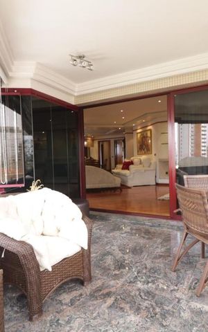 Apartamento à venda com 270m², 4 quartos e 4 vagas Apartamento à venda com 270m², 4 quartos e 4 vagasVaranda da Sala