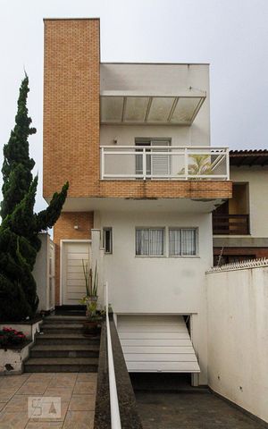 Casa à venda com 250m², 3 quartos e 3 vagasFachada
