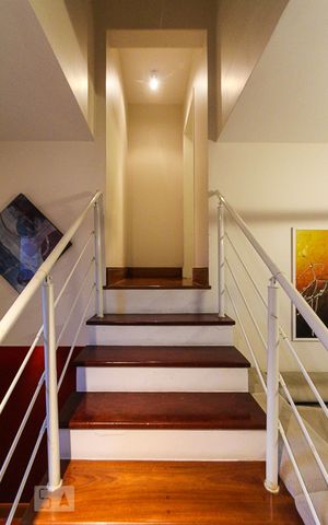 Casa à venda com 250m², 3 quartos e 3 vagasEscada