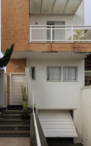 Casa à venda com 250m², 3 quartos e 3 vagasFachada