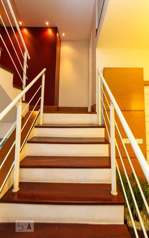 Casa à venda com 250m², 3 quartos e 3 vagasEscada