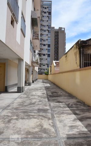Apartamento à venda com 69m², 2 quartos e 1 vagaCorredor lateral do prédio