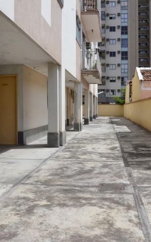 Apartamento à venda com 69m², 2 quartos e 1 vagaCorredor lateral do prédio