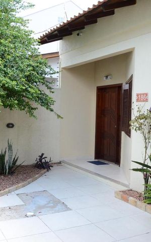 Casa à venda com 110m², 3 quartos e 2 vagasFachada