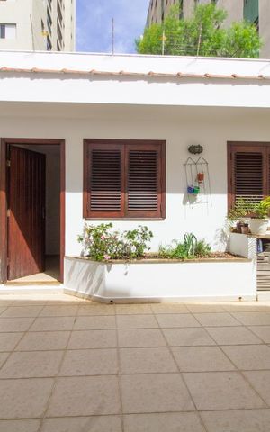 Casa à venda com 256m², 3 quartos e 3 vagas Casa à venda com 256m², 3 quartos e 3 vagasFachada