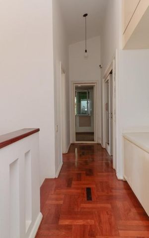 Casa à venda com 600m², 6 quartos e 6 vagas Casa à venda com 600m², 6 quartos e 6 vagasCorredor