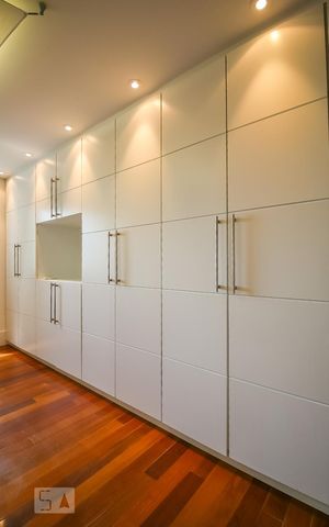 Apartamento para alugar com 218m², 3 quartos e 4 vagas Apartamento para alugar com 218m², 3 quartos e 4 vagasCloset da suíte 2