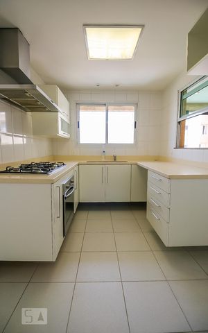 Apartamento para alugar com 218m², 3 quartos e 4 vagas Apartamento para alugar com 218m², 3 quartos e 4 vagasCozinha - Armários