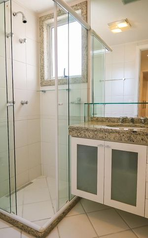 Apartamento para alugar com 218m², 3 quartos e 4 vagas Apartamento para alugar com 218m², 3 quartos e 4 vagasBanheiro da Suíte 1