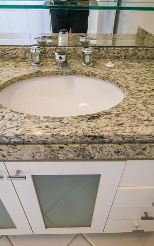 Apartamento para alugar com 218m², 3 quartos e 4 vagas Apartamento para alugar com 218m², 3 quartos e 4 vagasBanheiro da Suíte 1