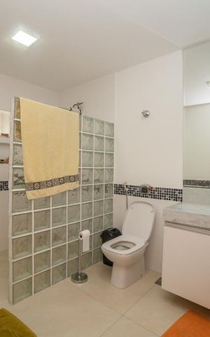 Casa à venda com 320m², 4 quartos e 4 vagas Casa à venda com 320m², 4 quartos e 4 vagasBanheiro da Suíte 1