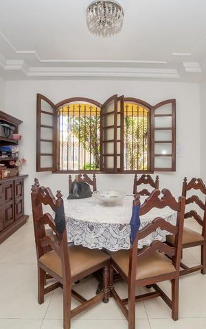 Casa à venda com 320m², 4 quartos e 4 vagas Casa à venda com 320m², 4 quartos e 4 vagasSala