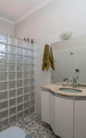 Casa à venda com 320m², 4 quartos e 4 vagas Casa à venda com 320m², 4 quartos e 4 vagasBanheiro