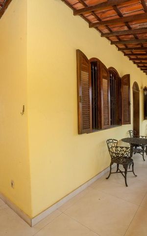Casa à venda com 320m², 4 quartos e 4 vagas Casa à venda com 320m², 4 quartos e 4 vagasVaranda