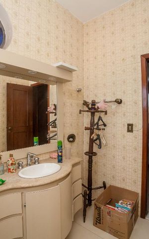Casa à venda com 320m², 4 quartos e 4 vagas Casa à venda com 320m², 4 quartos e 4 vagasBanheiro da Suíte 2