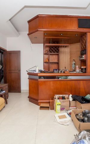 Casa à venda com 320m², 4 quartos e 4 vagas Casa à venda com 320m², 4 quartos e 4 vagasSala