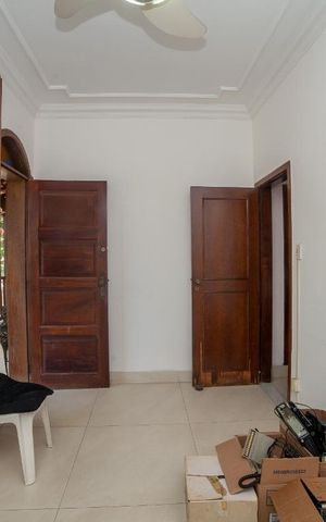 Casa à venda com 320m², 4 quartos e 4 vagas Casa à venda com 320m², 4 quartos e 4 vagasEscritório