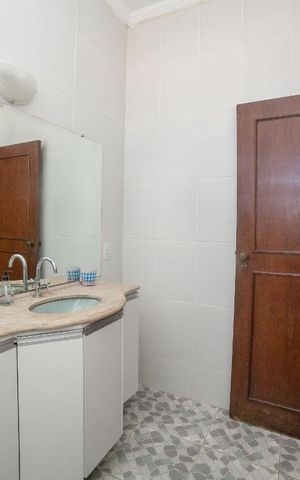 Casa à venda com 320m², 4 quartos e 4 vagas Casa à venda com 320m², 4 quartos e 4 vagasBanheiro
