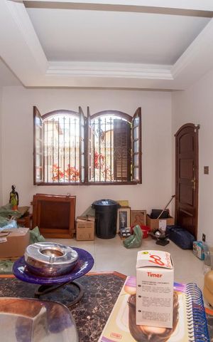 Casa à venda com 320m², 4 quartos e 4 vagas Casa à venda com 320m², 4 quartos e 4 vagasSala