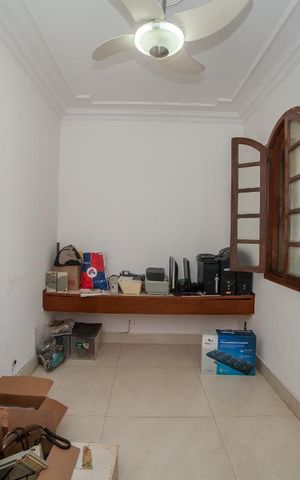 Casa à venda com 320m², 4 quartos e 4 vagas Casa à venda com 320m², 4 quartos e 4 vagasEscritório
