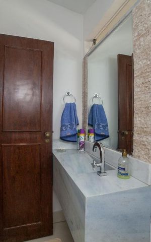 Casa à venda com 320m², 4 quartos e 4 vagas Casa à venda com 320m², 4 quartos e 4 vagasLavabo