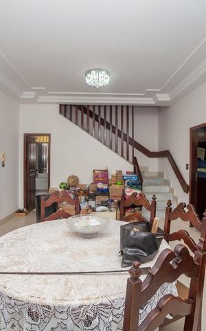 Casa à venda com 320m², 4 quartos e 4 vagas Casa à venda com 320m², 4 quartos e 4 vagasSala