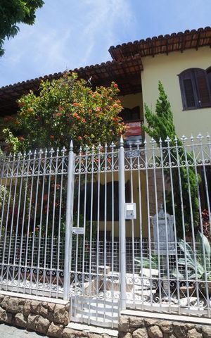 Casa à venda com 320m², 4 quartos e 4 vagas Casa à venda com 320m², 4 quartos e 4 vagasFachada