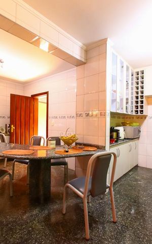 Casa à venda com 400m², 5 quartos e 4 vagas Casa à venda com 400m², 5 quartos e 4 vagasCozinha