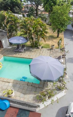 Casa à venda com 1100m², 5 quartos e 10 vagas Casa à venda com 1100m², 5 quartos e 10 vagasVista da Piscina