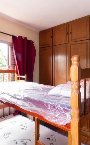 Casa à venda com 1200m², 4 quartos e 2 vagas Casa à venda com 1200m², 4 quartos e 2 vagasQuarto