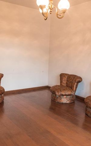 Casa à venda com 700m², 4 quartos e 5 vagas Casa à venda com 700m², 4 quartos e 5 vagasSala 4