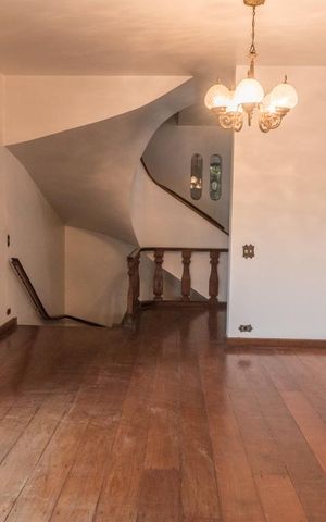 Casa à venda com 700m², 4 quartos e 5 vagas Casa à venda com 700m², 4 quartos e 5 vagasSala 1