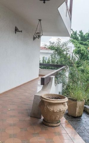 Casa à venda com 700m², 4 quartos e 5 vagas Casa à venda com 700m², 4 quartos e 5 vagasVaranda