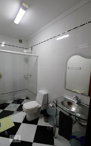 Casa à venda com 365m², 4 quartos e 5 vagas Casa à venda com 365m², 4 quartos e 5 vagasBanheiro da Suíte 3