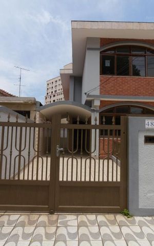 Casa para alugar com 140m², 2 quartos e 2 vagasFachada