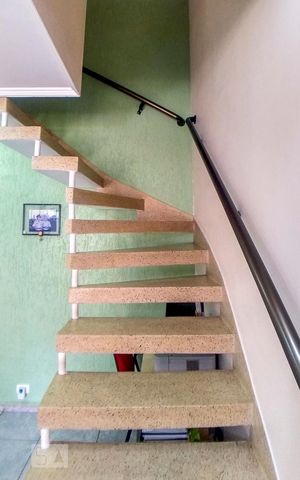 Casa à venda com 180m², 3 quartos e 1 vaga Casa à venda com 180m², 3 quartos e 1 vagaEscada