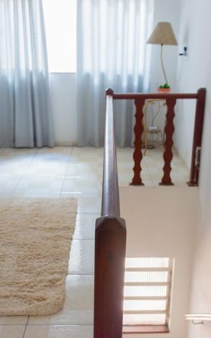 Casa à venda com 250m², 3 quartos e 2 vagas Casa à venda com 250m², 3 quartos e 2 vagasEscada