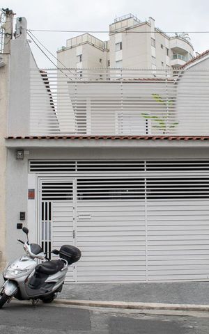Casa à venda com 220m², 5 quartos e 2 vagas Casa à venda com 220m², 5 quartos e 2 vagasFACHADA