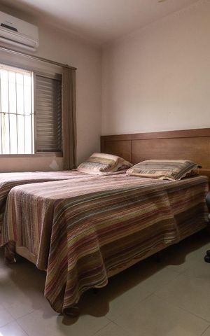 Casa à venda com 366m², 6 quartos e 5 vagas Casa à venda com 366m², 6 quartos e 5 vagasQuarto 2