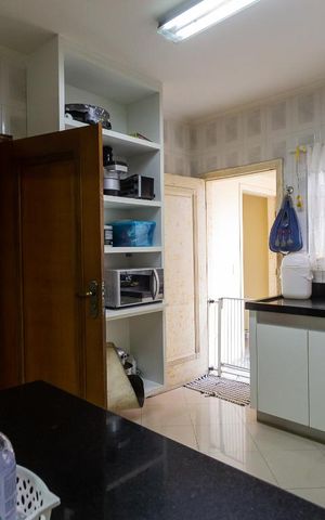 Casa à venda com 366m², 6 quartos e 5 vagas Casa à venda com 366m², 6 quartos e 5 vagasCozinha